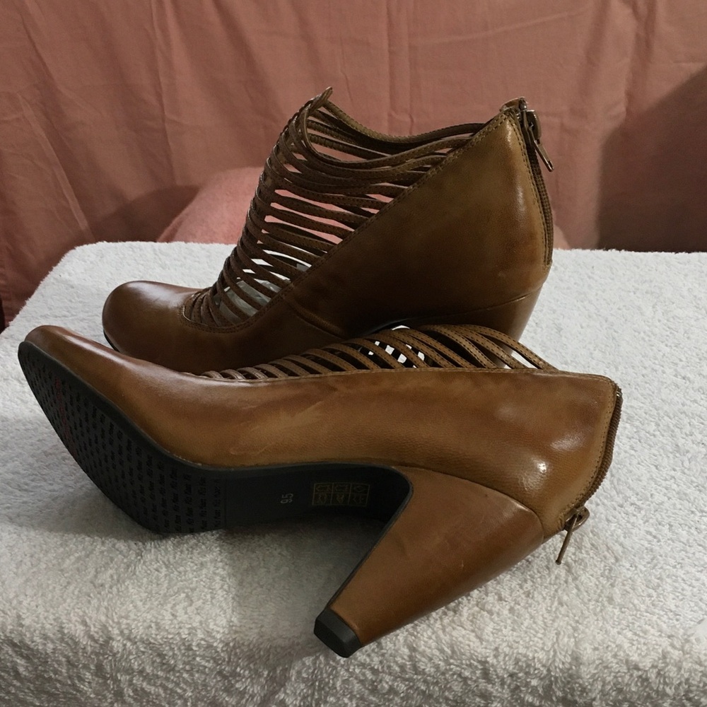 Elegant Tan Strappy Heeled Boots - Picture 4 of 4